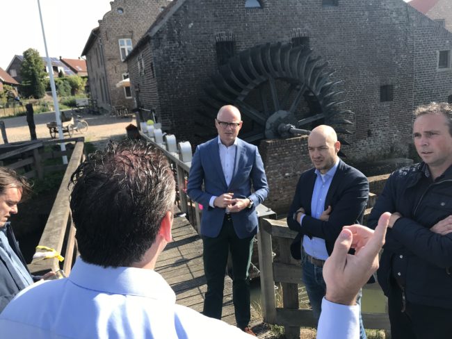 gedeputeerde Hubert Mackus en wethouder Stan Backus bezoeken Friedesse Molen